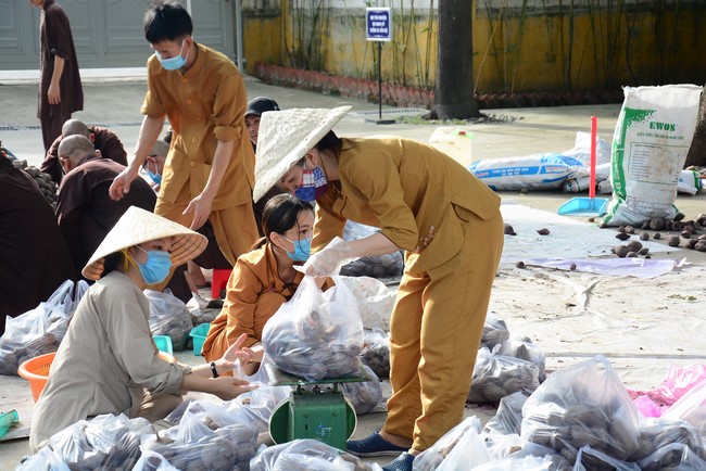 Continuing to support people in need in the Covid-19 pandemic of Hoang Phap Pagoda (series 2)